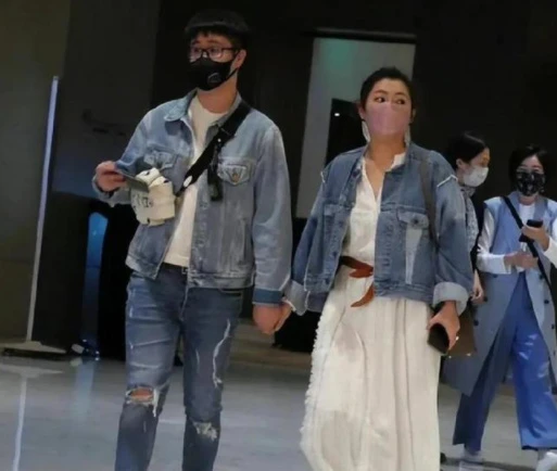 S.H.E合體慶祝婦女節,手疊手滿臉燦笑,女團天花板友情令人羨慕