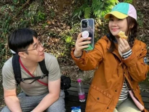 S.H.E合體慶祝婦女節,手疊手滿臉燦笑,女團天花板友情令人羨慕