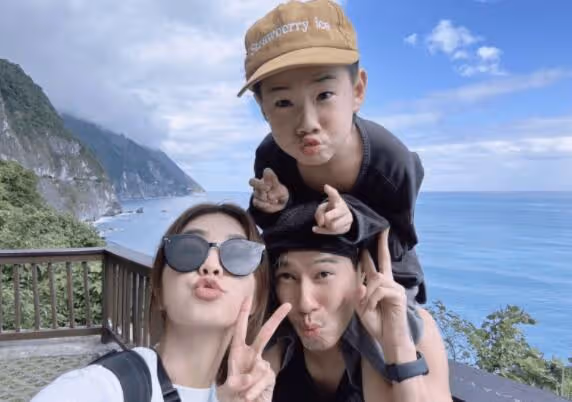 S.H.E合體慶祝婦女節，手疊手滿臉燦笑，女團天花板友情令人羨慕
