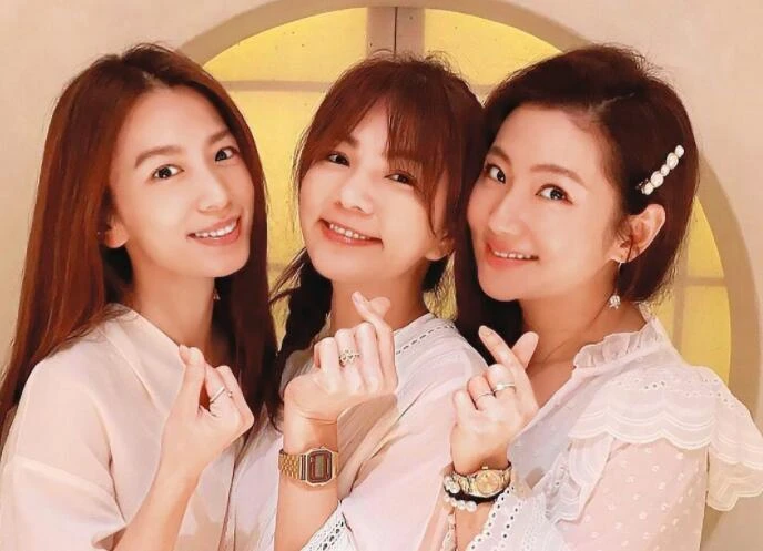 S.H.E合體慶祝婦女節,手疊手滿臉燦笑,女團天花板友情令人羨慕