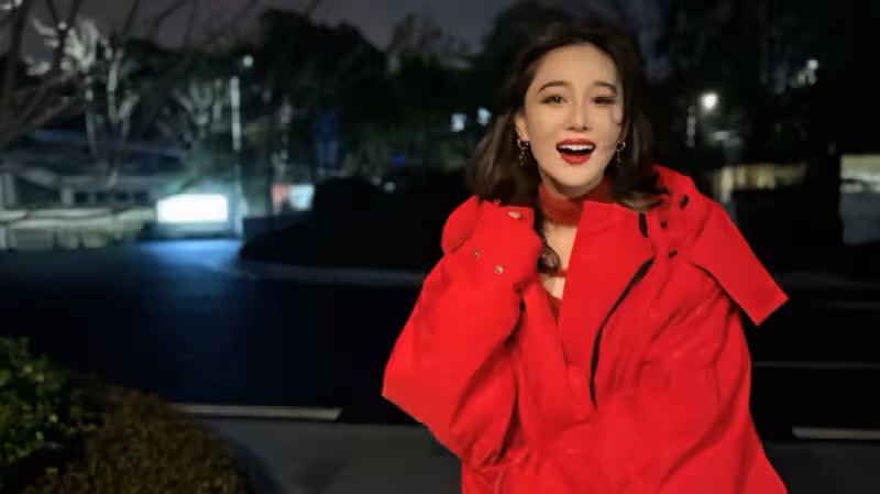 張馨予婦女節曬老公視角秀恩愛，穿紅衣開心燦笑，筷子腿吸睛十足