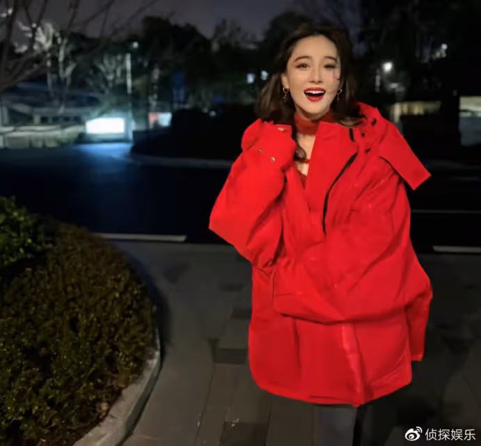 張馨予婦女節曬老公視角秀恩愛，穿紅衣開心燦笑，筷子腿吸睛十足