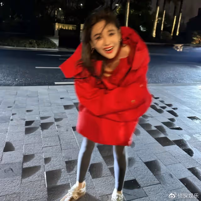 張馨予婦女節曬老公視角秀恩愛，穿紅衣開心燦笑，筷子腿吸睛十足