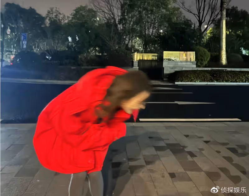 張馨予婦女節曬老公視角秀恩愛，穿紅衣開心燦笑，筷子腿吸睛十足
