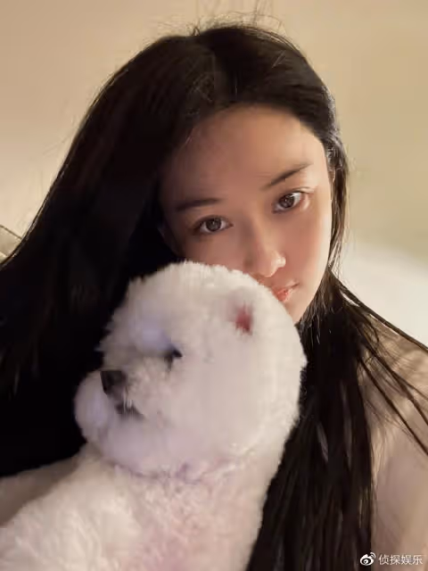 張馨予婦女節曬老公視角秀恩愛，穿紅衣開心燦笑，筷子腿吸睛十足