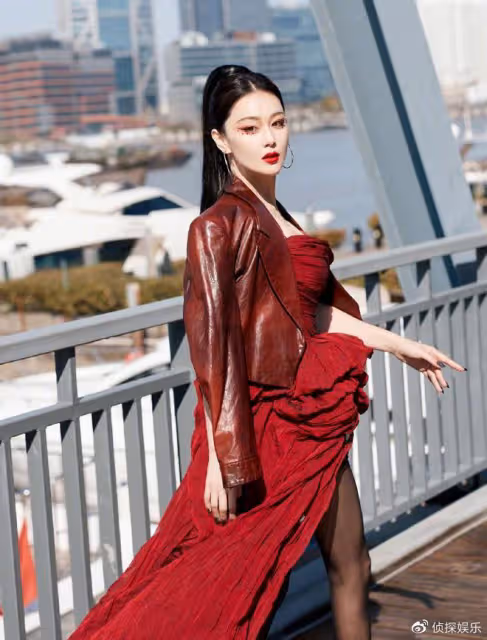 張馨予婦女節曬老公視角秀恩愛，穿紅衣開心燦笑，筷子腿吸睛十足