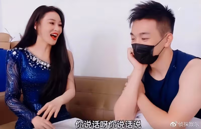 張馨予婦女節曬老公視角秀恩愛，穿紅衣開心燦笑，筷子腿吸睛十足
