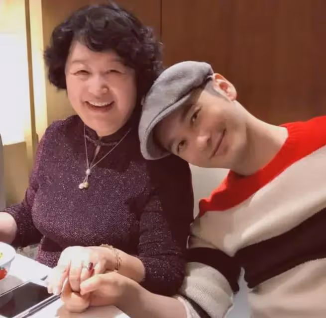 黃曉明慶祝婦女節,意外曝光小海綿正臉,區別對待媽媽姥姥顯孝心