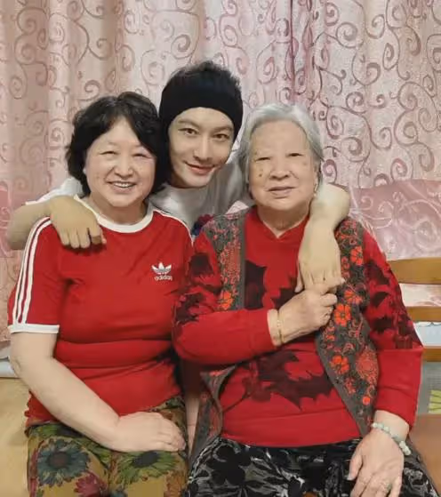 黃曉明慶祝婦女節,意外曝光小海綿正臉,區別對待媽媽姥姥顯孝心