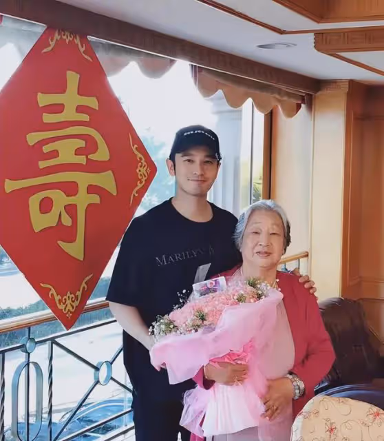 黃曉明慶祝婦女節,意外曝光小海綿正臉,區別對待媽媽姥姥顯孝心