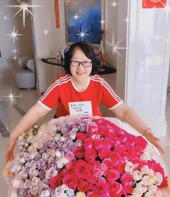 黃曉明慶祝婦女節,意外曝光小海綿正臉,區別對待媽媽姥姥顯孝心