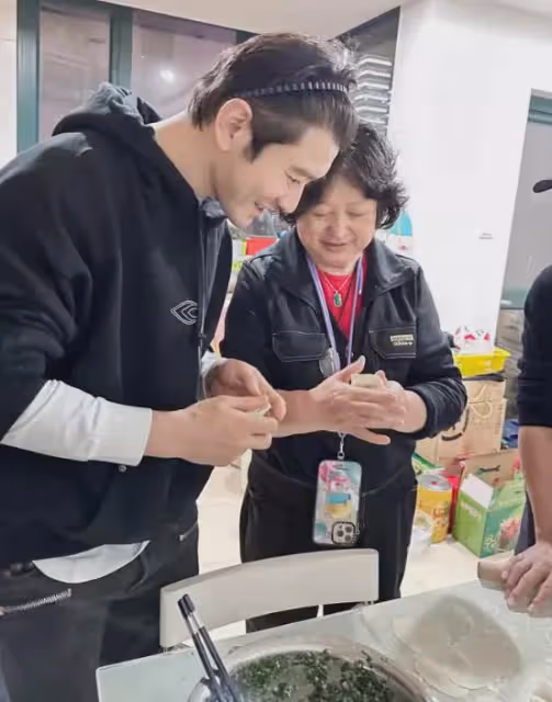 黃曉明慶祝婦女節,意外曝光小海綿正臉,區別對待媽媽姥姥顯孝心