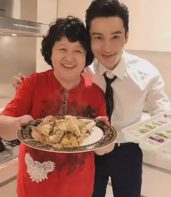 黃曉明慶祝婦女節,意外曝光小海綿正臉,區別對待媽媽姥姥顯孝心