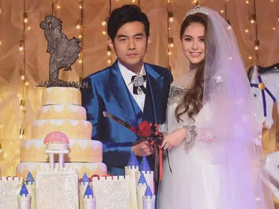 昆凌現身時裝周,含胸駝背、生3娃仍扮嫩,周杰倫缺席引婚變猜測