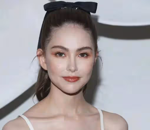 昆凌現身時裝周,含胸駝背、生3娃仍扮嫩,周杰倫缺席引婚變猜測