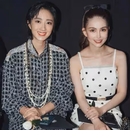 昆凌現身時裝周,含胸駝背、生3娃仍扮嫩,周杰倫缺席引婚變猜測