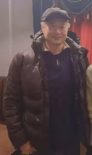 68歲李安:定居美國,近況曝光看著老態龍鍾,為了吃中餐特意出門