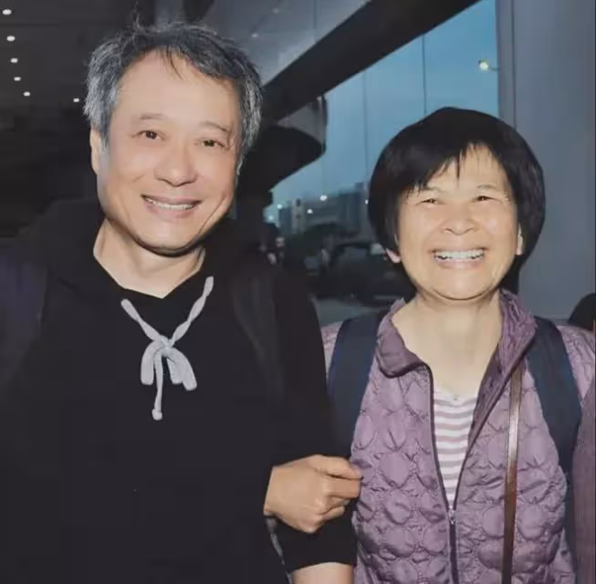 68歲李安:定居美國,近況曝光看著老態龍鍾,為了吃中餐特意出門