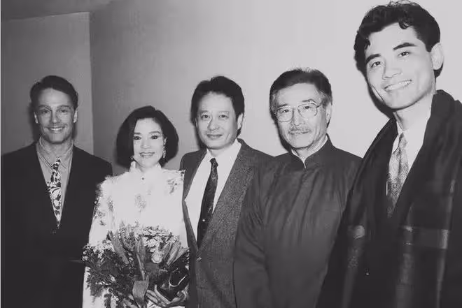 68歲李安:定居美國,近況曝光看著老態龍鍾,為了吃中餐特意出門