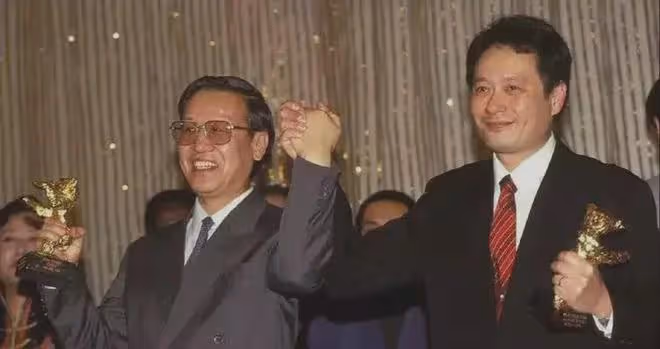 68歲李安:定居美國,近況曝光看著老態龍鍾,為了吃中餐特意出門