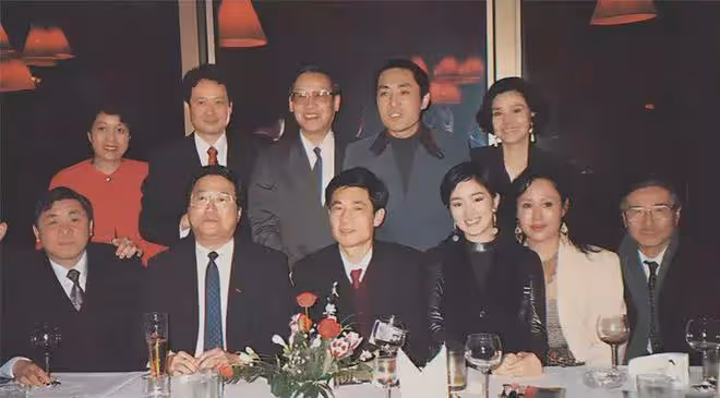68歲李安:定居美國,近況曝光看著老態龍鍾,為了吃中餐特意出門