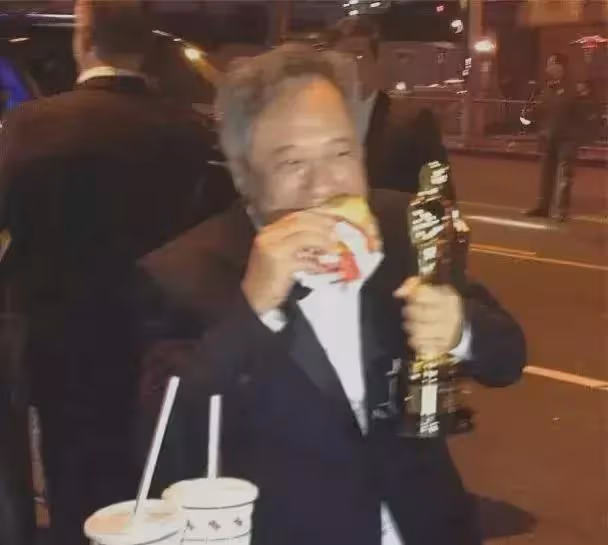 68歲李安：定居美國，近況曝光看著老態龍鍾，為了吃中餐特意出門