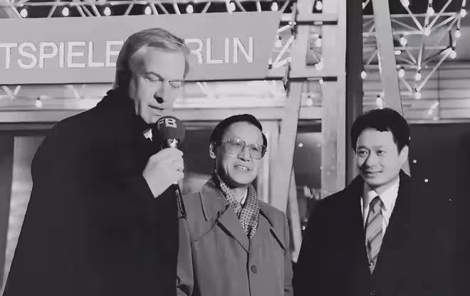 68歲李安：定居美國，近況曝光看著老態龍鍾，為了吃中餐特意出門