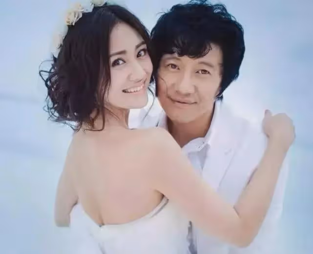 突發!鄭鈞劉芸被曝婚變,男方清空相關動態,13歲兒子歸屬引爭議