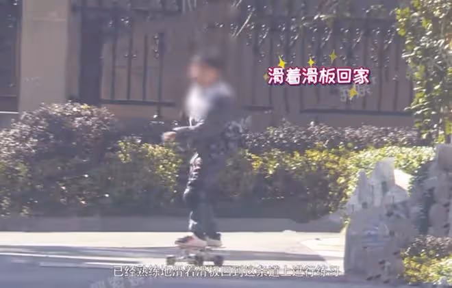 張頌文妻兒罕露面!妻子高挑顏值出眾,捧青菜回家招待「唐小龍」