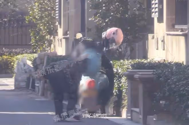張頌文妻兒罕露面!妻子高挑顏值出眾,捧青菜回家招待「唐小龍」