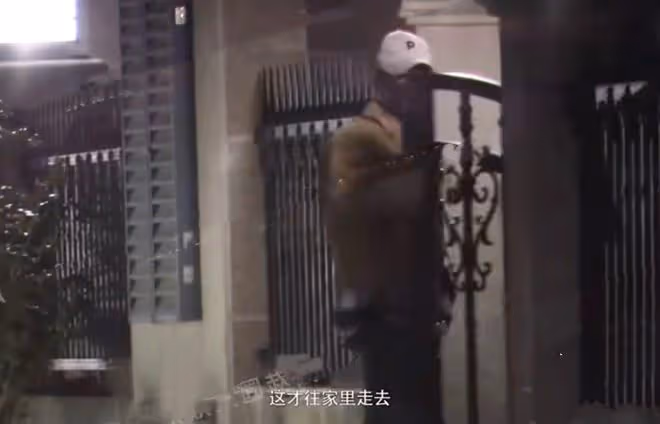 張頌文妻兒罕露面!妻子高挑顏值出眾,捧青菜回家招待「唐小龍」