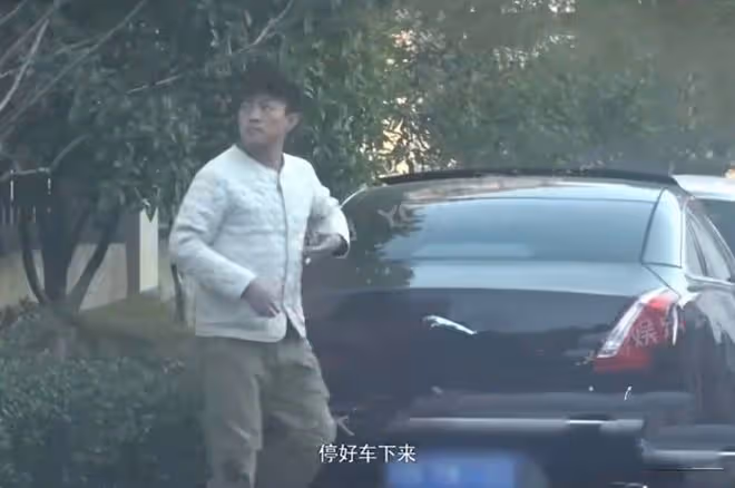 張頌文妻兒罕露面!妻子高挑顏值出眾,捧青菜回家招待「唐小龍」