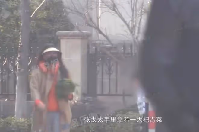 張頌文妻兒罕露面!妻子高挑顏值出眾,捧青菜回家招待「唐小龍」