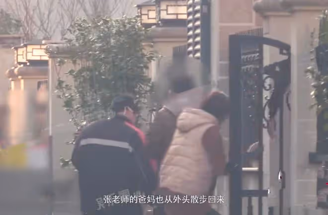 張頌文妻兒罕露面!妻子高挑顏值出眾,捧青菜回家招待「唐小龍」