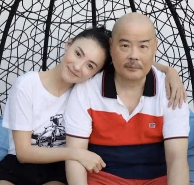 張柏芝罕曬混血母親,母女倆眉眼如複製粘貼,與親弟游泳素顏驚艷