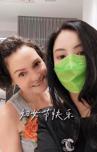 張柏芝罕曬混血母親,母女倆眉眼如複製粘貼,與親弟游泳素顏驚艷
