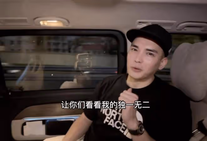 張柏芝罕曬混血母親,母女倆眉眼如複製粘貼,與親弟游泳素顏驚艷