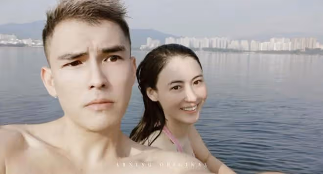 張柏芝罕曬混血母親，母女倆眉眼如複製粘貼，與親弟游泳素顏驚艷