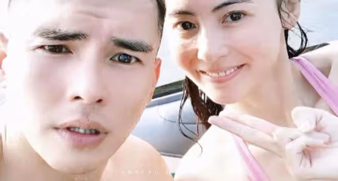 張柏芝罕曬混血母親，母女倆眉眼如複製粘貼，與親弟游泳素顏驚艷