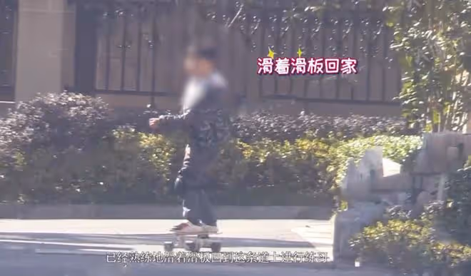 張頌文妻兒首曝光,與父母同住豪宅別墅,好友林家川豪車搶鏡