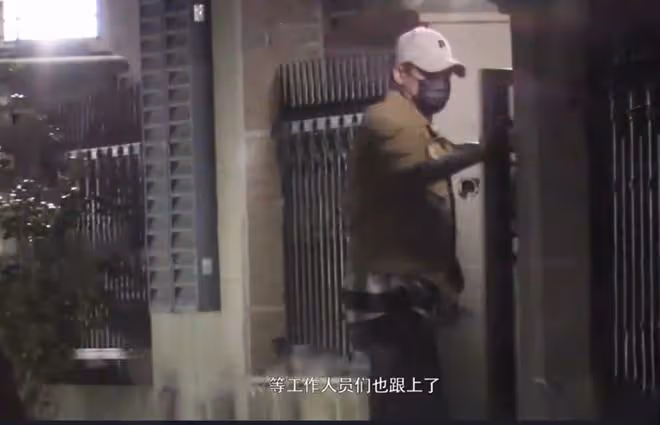 張頌文妻兒首曝光,與父母同住豪宅別墅,好友林家川豪車搶鏡