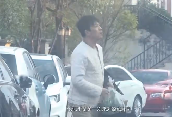 張頌文妻兒首曝光,與父母同住豪宅別墅,好友林家川豪車搶鏡