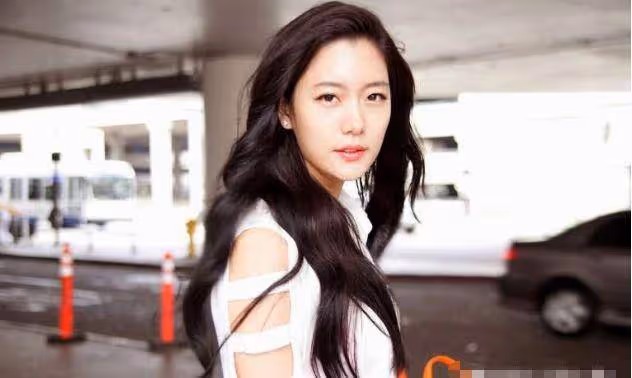 她被譽為東方第一美人，因時尚角色一夜成名，如今閃婚嫁富商！