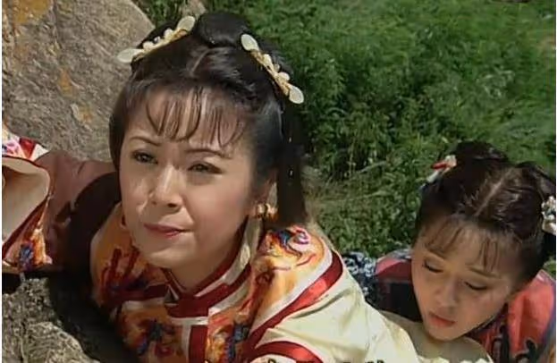《還珠格格》：覺得紫薇溫柔善良？再回看不禁感嘆，容嬤嬤扎得好