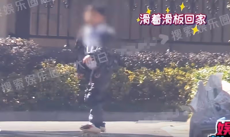張頌文妻兒罕曝光，圈外太太素顏氣質出眾神似大S，陪兒子玩滑板
