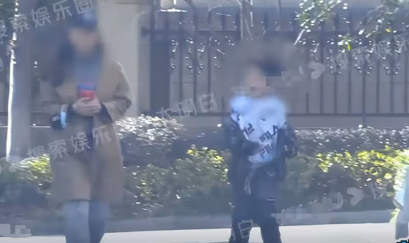 張頌文妻兒罕曝光，圈外太太素顏氣質出眾神似大S，陪兒子玩滑板