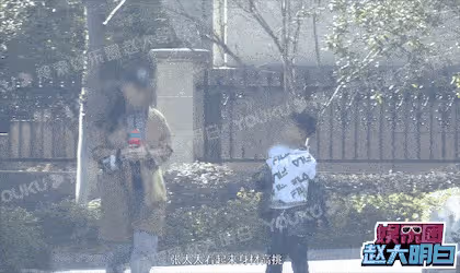 張頌文妻兒罕曝光，圈外太太素顏氣質出眾神似大S，陪兒子玩滑板