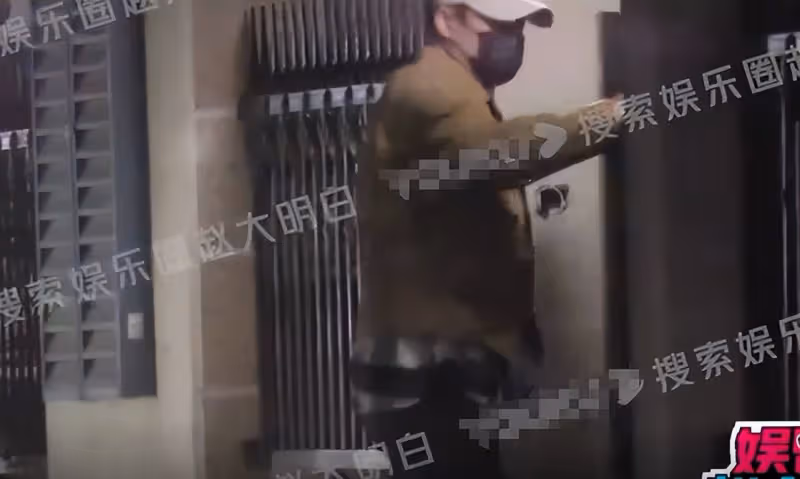 張頌文妻兒罕曝光，圈外太太素顏氣質出眾神似大S，陪兒子玩滑板
