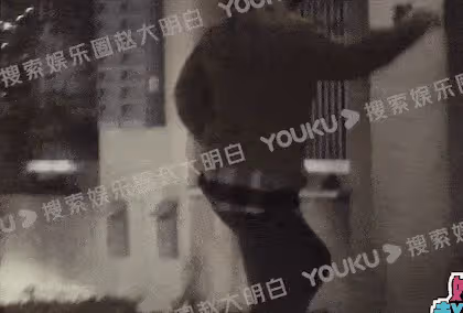 張頌文妻兒罕曝光，圈外太太素顏氣質出眾神似大S，陪兒子玩滑板