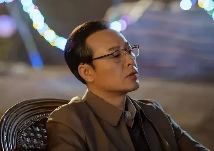 張頌文妻兒罕曝光，圈外太太素顏氣質出眾神似大S，陪兒子玩滑板
